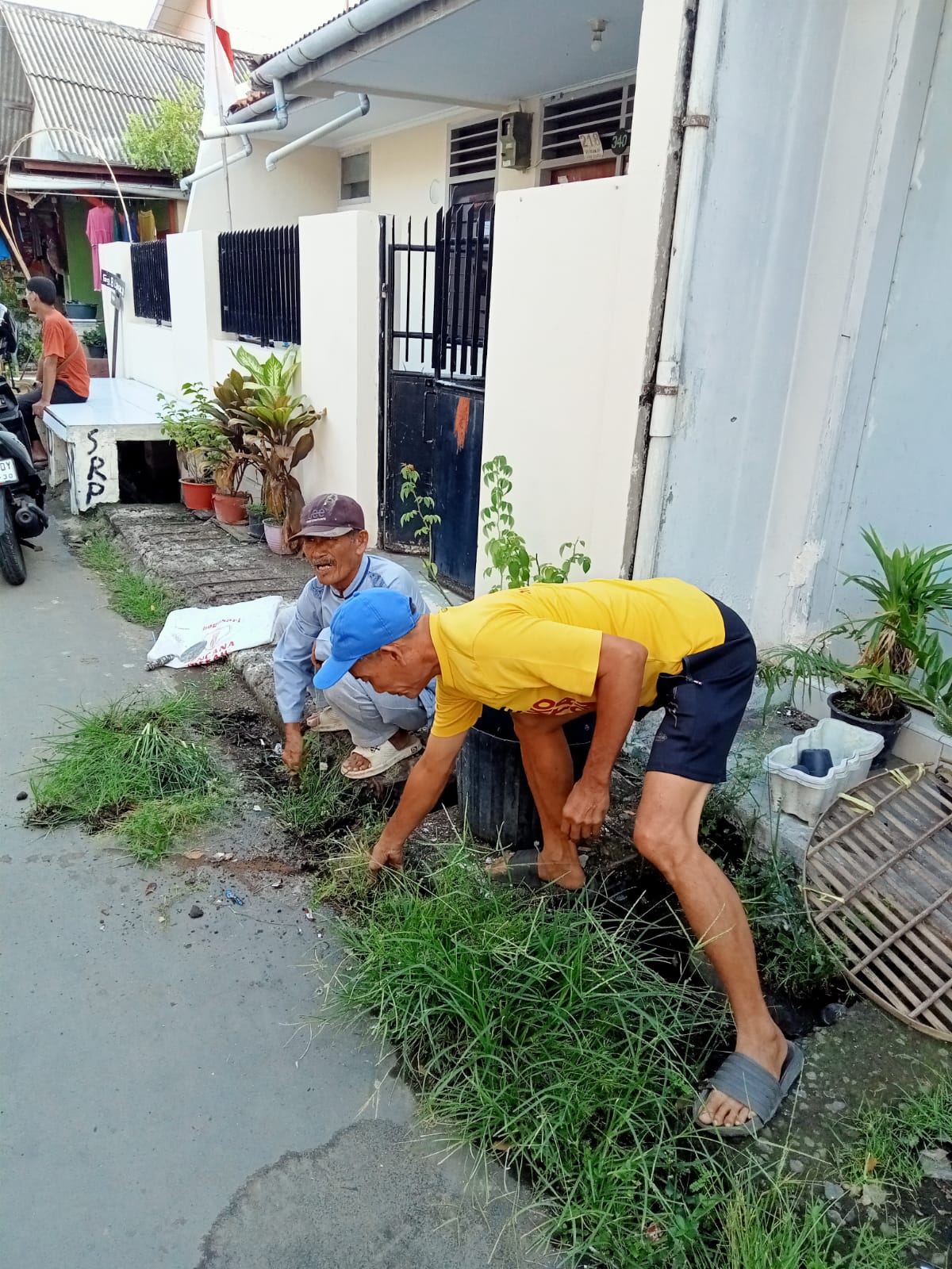 Babinsa Panjunan Ikut Gotong-Royong, Dalam Kerja Bakti Serentak, D Lemahwungkuk.