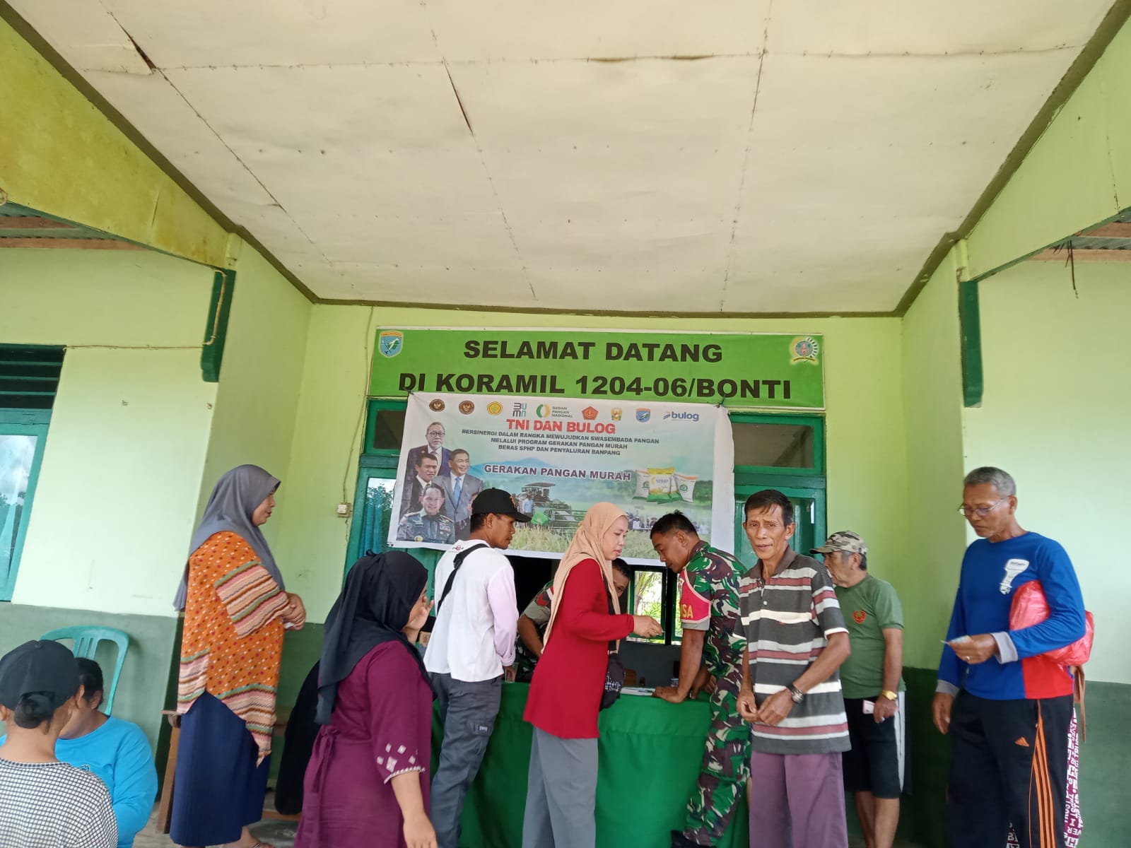 Koramil 1204-06/bonti Melaksanakan kegiatan Gerakan pangan murah (GPM) berkolaborasi dengan Bulog