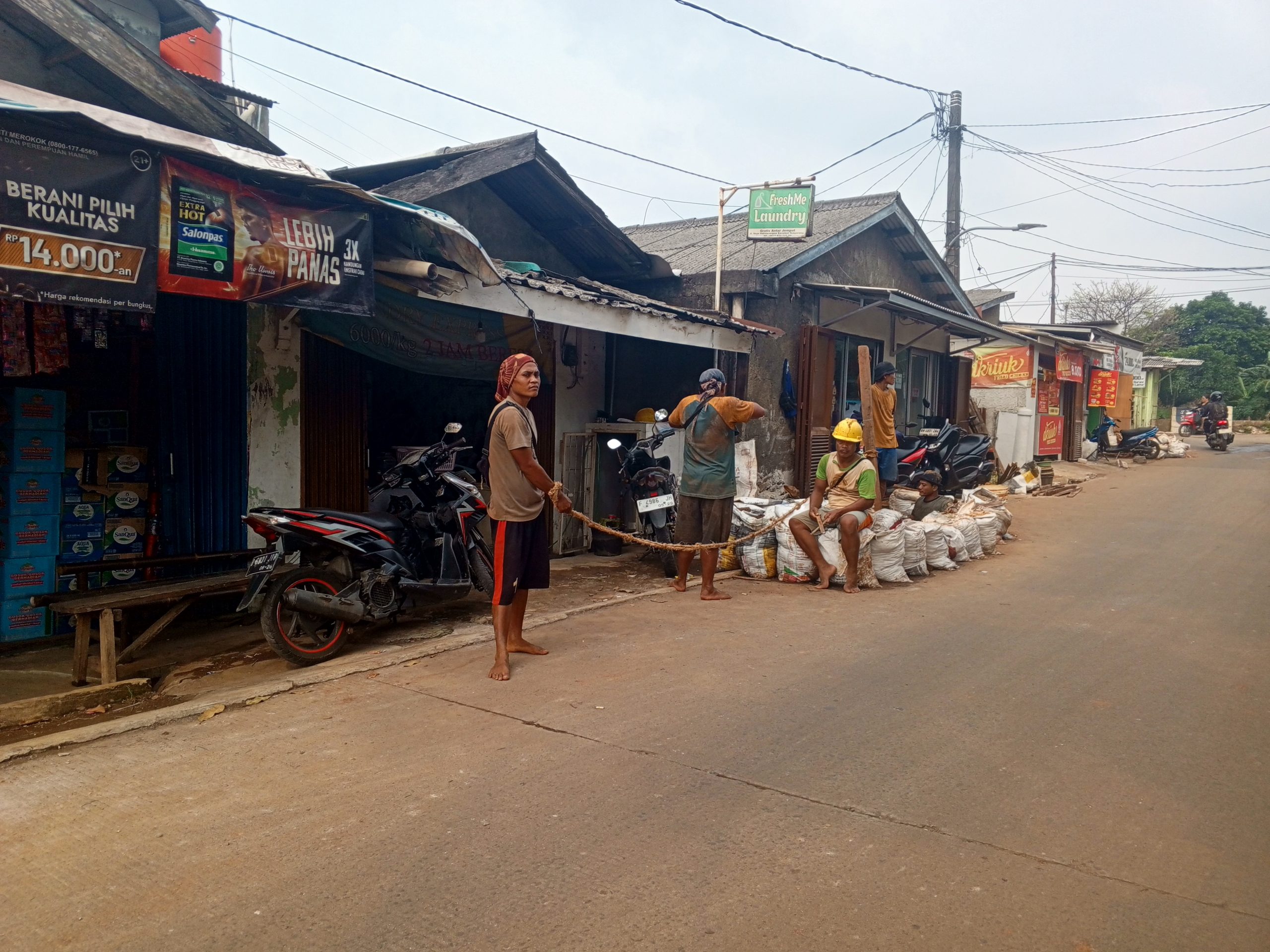 Diduga Langgar Aturan K3, Proyek Galian Kabel PLN di Bencongan Tanpa Pengawasan