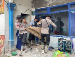 Satbrimob Polda Jawa Timur, Perkuat Operasi Kemanusiaan Pasca Erupsi Semeru.