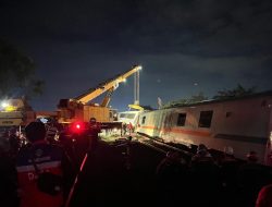 Brimob Amankan Lokasi Anjloknya Kereta Purwojaya, Di Bekasi.