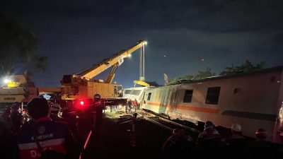 Brimob Amankan Lokasi Anjloknya Kereta Purwojaya, Di Bekasi.