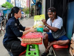 Satgas Humas Ops Damai Cartenz, Berbagi Bersama Warga Dan Anak-Anak, Di Jaya Pura
