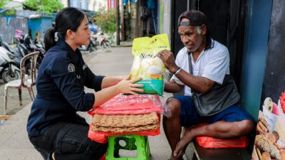 Satgas Humas Ops Damai Cartenz, Berbagi Bersama Warga Dan Anak-Anak, Di Jaya Pura