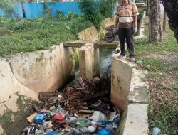 Salah Satu Seorang Warga, Di Jalan T.M Bahrum Desa Paya Bujuk Tengoh, Mengeluh Menjamurnya Sampah Berbau Busuk.