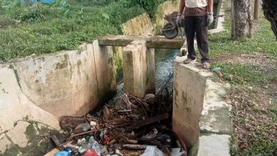 Salah Satu Seorang Warga, Di Jalan T.M Bahrum Desa Paya Bujuk Tengoh, Mengeluh Menjamurnya Sampah Berbau Busuk.