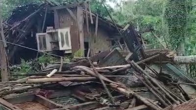 Rumah Warga Di Cimanggu Roboh Tertimpa Pohon Kelapa, Tim GWI Turun Tangan