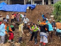 Sinergi Polres Temanggung dan Masyarakat Bersihkan Material Longsor Di Bulu, Contoh Nyata Dari Semangat Kebersamaan