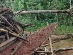 Musibah, Menimpah warga Kampung Cisantri RT : 002/RW : 004 Desa Pada Suka Kecamatan Cimanggu, Rumah Roboh Ketimpa Pepohonan.