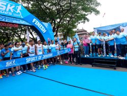 Gubernur Andra Soni Lepas Lomba Lari Ekbispar Banten 5K 2025, Sekaligus Berikan Bantuan Sembako.