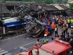 Kecelakaan Kali Jambe Terjadi Lagi, Diduga Rem Blong, Sebuah Truk Tangki Bermuatan Solar Tabrak Mini Bus.