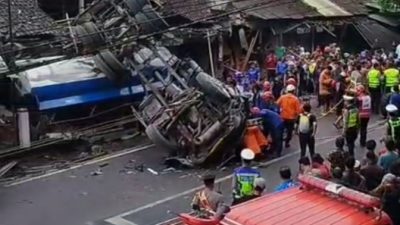 Kecelakaan Kali Jambe Terjadi Lagi, Diduga Rem Blong, Sebuah Truk Tangki Bermuatan Solar Tabrak Mini Bus.