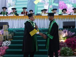 Di Tengah Keterbatasan Ekonomi, “Rizal Efendi” Raih Lulusan Terbaik, Rektor IAIN Langsa Serahkan Bantuan Tunai.