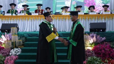 Di Tengah Keterbatasan Ekonomi, “Rizal Efendi” Raih Lulusan Terbaik, Rektor IAIN Langsa Serahkan Bantuan Tunai.