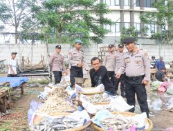 Polres Metro Tangerang Kota Patroli Jalan Kaki, Wujudkan Rasa Aman di Kawasan Keramaian Pasar Babakan