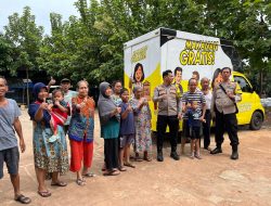 Polsek Palmerah Tebar Kepedulian, Bagikan 300 Paket Makanan Gratis untuk Warga Jatipulo