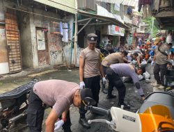 Polsek Tambora bersama 3 Pilar Gotong Royong Bersihkan Sisa Kebakaran di Kampung Duri Dalam