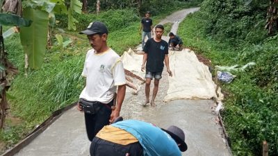 Warga Batu Hideng Gelar Gotong Royong Bangun Jalan dan Jembatan dari Swadaya Masyarakat