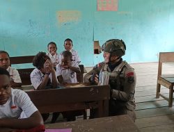 Satgas Ops Damai Cartenz, Berbagi Buku Bacaan kepada Anak-Anak Sekolah, Di Intan Jaya.