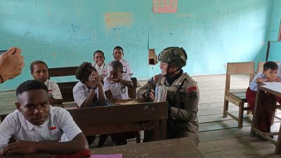 Satgas Ops Damai Cartenz, Berbagi Buku Bacaan kepada Anak-Anak Sekolah, Di Intan Jaya.