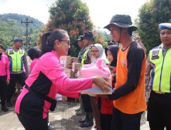 Ketum Bhayangkari, Apresiasi Upaya Tim Trauma Healing Pulihkan Kondisi Psikologis Korban Longsor Banjar Negara.