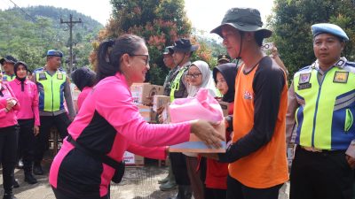 Ketum Bhayangkari, Apresiasi Upaya Tim Trauma Healing Pulihkan Kondisi Psikologis Korban Longsor Banjar Negara.