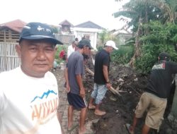 Warga Desa Sidamukti lakukan Gotong Royong Renovasi Selokan Guna Mencegah Terjadinya Banjir