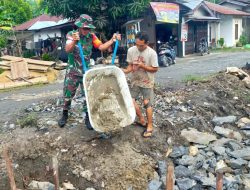 Babinsa Koramil 04/Jawai Bantu Warga Pasang Gorong-Gorong untuk Ringankan Beban Masyarakat