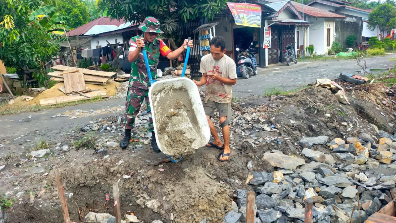Babinsa Koramil 04/Jawai Bantu Warga Pasang Gorong-Gorong untuk Ringankan Beban Masyarakat