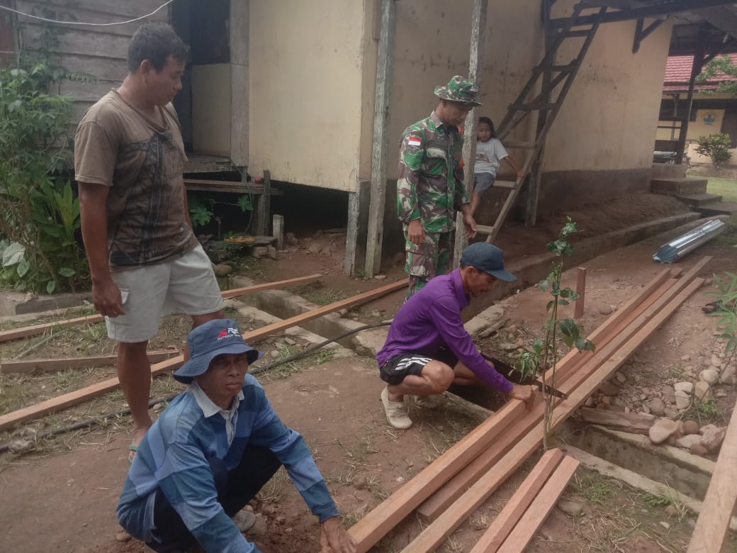 Hadir Untuk Masyarakat, Kodim 1209/Bengkayang dan Warga Binaan Bergotong Royong Perehaban WC Umum