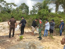 Anggota Koramil 02/Sejangkung Bersama Dinas Terkait Pasang Spanduk Penertiban Kawasan Hutan di Wilayah Binaan