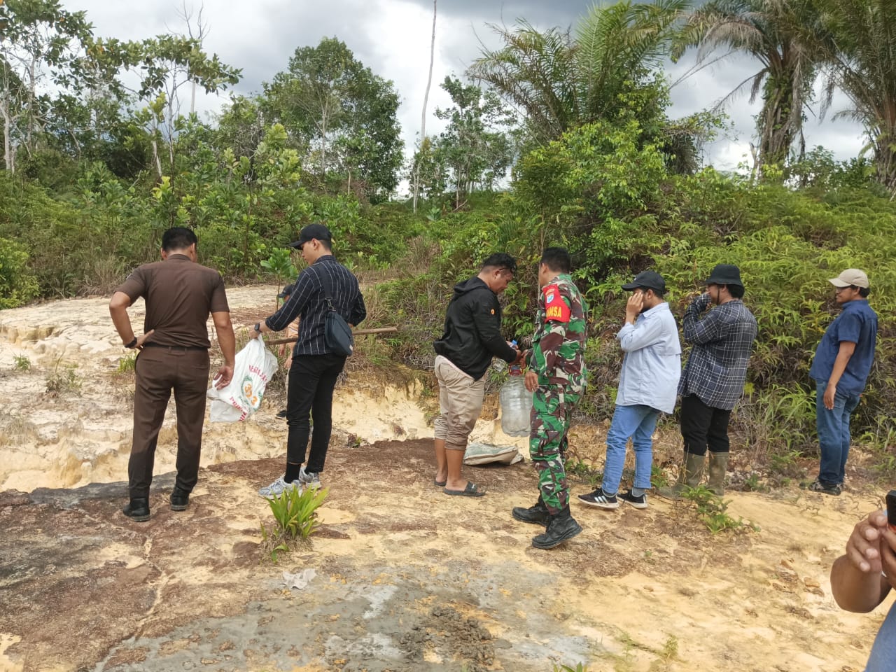 Anggota Koramil 02/Sejangkung Bersama Dinas Terkait Pasang Spanduk Penertiban Kawasan Hutan di Wilayah Binaan