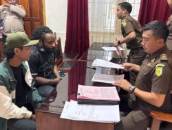 Satgas Ops Damai Cartenz, Laksanakan Tahap II “Penyerahan Tersangka Bersama Barang+Bukti” Yatien Enumbi, Di Kejaksaan Nabire.