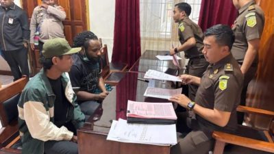 Satgas Ops Damai Cartenz, Laksanakan Tahap II “Penyerahan Tersangka Bersama Barang+Bukti” Yatien Enumbi, Di Kejaksaan Nabire.
