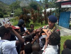 Dekatkan Diri Dengan Masyarakat, Satgas Ops Damai Cartenz, Adakan Edukasi Dan Hiburan Untuk Anak-Anak, Di Puncak Jaya.