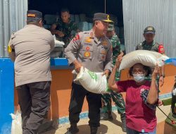 Kapolda Sumut Dan Pangdam I/BB, Turun Langsung, Bagikan Beras, Untuk Korban Bencana Di Tapanuli Tengah.