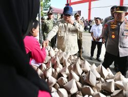 Kapolri, Dampingi Presiden Cek Lokasi Pengungsian Korban Banjir Di Tapanuli Tengah.
