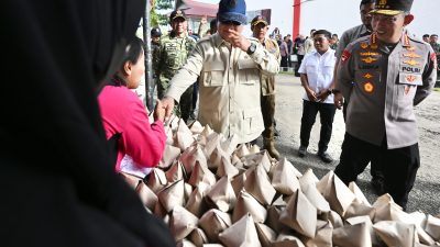 Kapolri, Dampingi Presiden Cek Lokasi Pengungsian Korban Banjir Di Tapanuli Tengah.