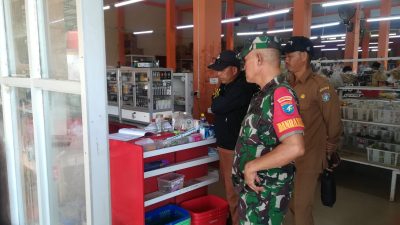 Danramil 13/Belitang Hulu Laksanakan Komsos dan Cek Sembako di Desa Balai Sepuak