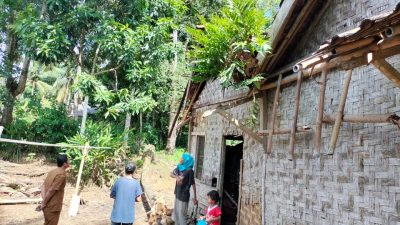 GWI Apresiasi Gerak Cepat Pemerintah Desa Cikadu Tanggapi Rumah Warga yang Tertimpa Pohon Kelapa