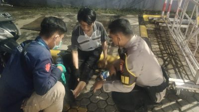 Respons Cepat Pamapta Polres Jakbar Selamatkan Korban Laka Tunggal di daan mogot