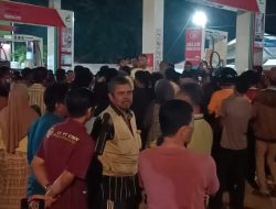 Usai Pasca Banjir Bandang Bercampur Lumpur Telah Surut, Akibat Antrian Pengambilan Minyak BBM Jenis Pertalite, Ratusan Massa Kota Langsa