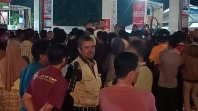 Usai Pasca Banjir Bandang Bercampur Lumpur Telah Surut, Akibat Antrian Pengambilan Minyak BBM Jenis Pertalite, Ratusan Massa Kota Langsa