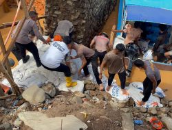 Polda Sumut, Bangun Jembatan Darurat Di Tap-Teng, Pulihkan Akses Warga Dan Jalinsum.