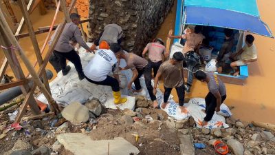 Polda Sumut, Bangun Jembatan Darurat Di Tap-Teng, Pulihkan Akses Warga Dan Jalinsum.