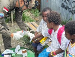 Personel Satgas Ops Damai Cartenz, Sektor Intan Jaya, Laksanakan Pengobatan Dan Bagikan Susu Untuk Anak-Anak Papua.