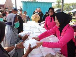 Ketua Bhayangkari Daerah Aceh, Tinjau Lokasi Banjir Di Pidie Jaya, Salurkan Bantuan Untuk Warga Terdampak.