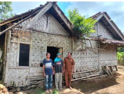 Gerak Cepat Pemerintah Desa Cikadu Tangani Salah Satu Rumah Warga Yang Tertimpa Pohon Kelapa
