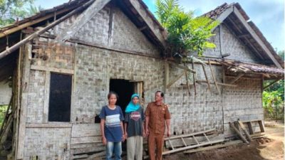 Gerak Cepat Pemerintah Desa Cikadu Tangani Salah Satu Rumah Warga Yang Tertimpa Pohon Kelapa