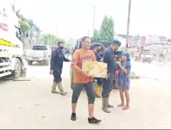 Polisi Bagikan Makanan, Untuk Korban Banjir, Redam Kepanikan Dan Pastikan Distribusi Bantuan Tetap Lancar.